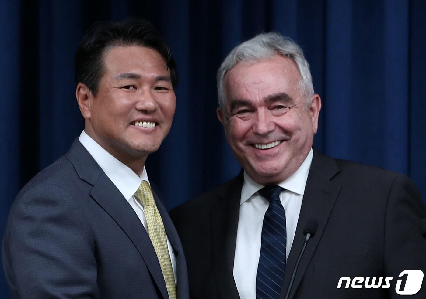 본문 이미지 - 김태효 국가안보실 1차장과 커트 캠벨 미 국가안전보장회의(NSC) 인도·태평양 조정관이 지난 18일 용산 대통령실 청사에서 열린 한미 핵협의그룹(NCG) 출범 회의 관련 공동 기자회견을 마친 후 인사를 나누고 있다. 2023.7.18/뉴스1 ⓒ News1 오대일 기자