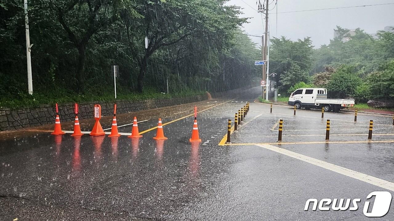 본문 이미지 - 광양시가 18일  오후 5시부터 가야산중복도로 중복도로에 대해 통행 금지를 결정했다(광양시 제공)2023.7.18/ 