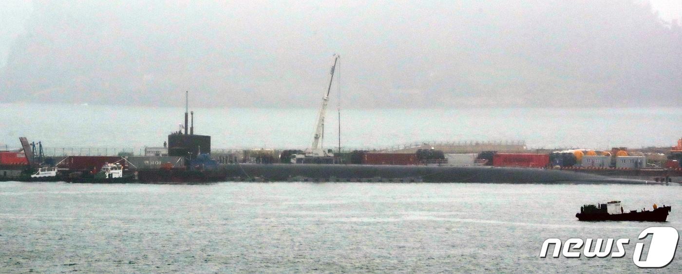 18일 오후 부산 남구 해군작전사령부 부산작전기지에 미국 오하이오급 핵추진 탄도유도탄 전략핵잠수함(SSBN) 켄터키함(SSBN-737)이 입항해 있다. SSBN이 한국에 기항한 것은 지난 1981년 3월 '로버트리함'(SSBN-601) 이후 42년 만이다. 2023.7.18/뉴스1 ⓒ News1 윤일지 기자