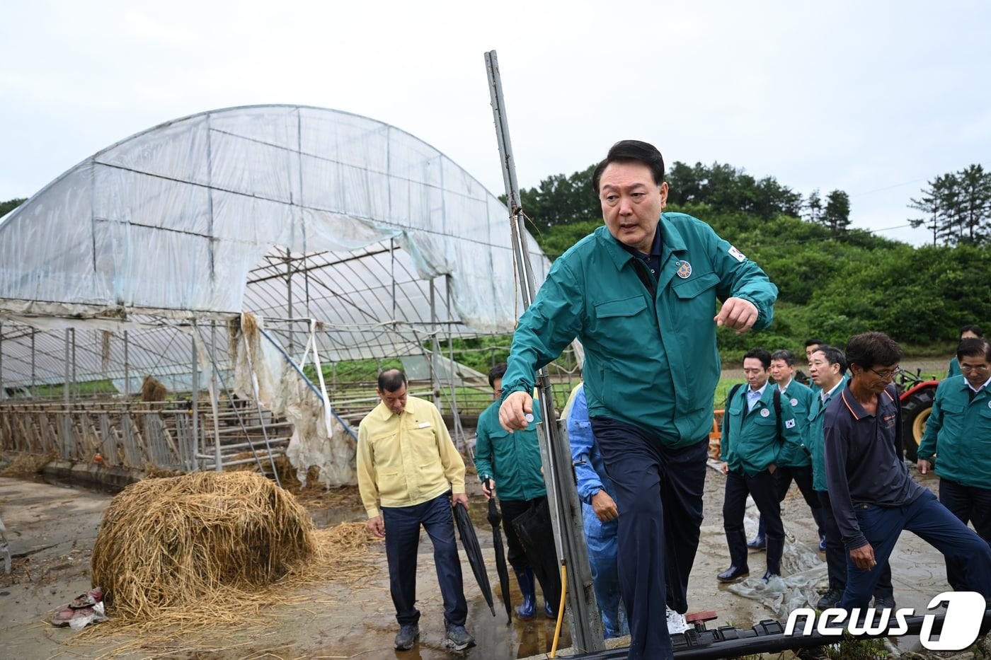 윤석열 대통령이 지난 18일 집중호우 피해를 입은 충남 공주 탄천면을 방문해 피해 상황을 살펴보고 있다. (대통령실 제공) 2023.7.18/뉴스1 ⓒ News1 오대일 기자