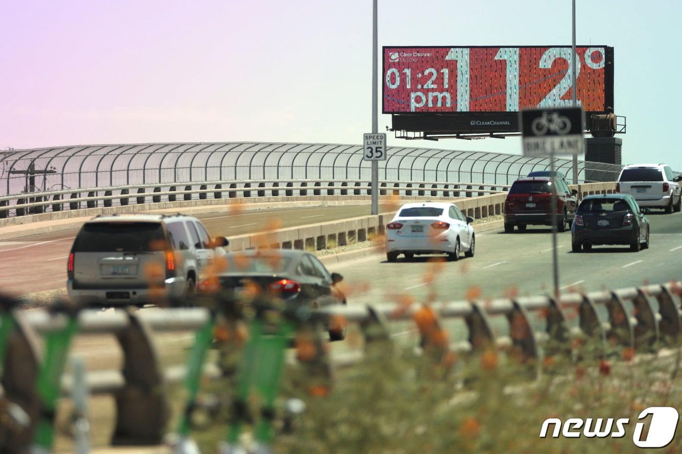 18일(현지시간) 미국 애리조나주 피닉스에 있는 전광판이 기온 화씨 112도(섭씨 44.4도)를 알리고 있다. 2023.07.19 ⓒ 로이터=뉴스1 ⓒ News1 정지윤 기자