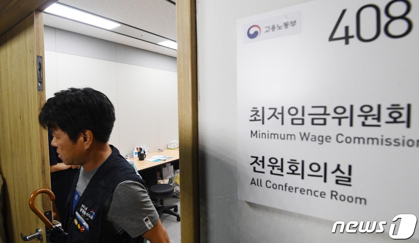 본문 이미지 - 지난해 7월19일 오전 정부세종청사 최저임금위원회 회의실에서 열린 제15차 전원회의에 참석한 근로자위원들이 2024년 최저임금이 9860원으로 결정된 것에 반발하며 투표를 마친 뒤 회의장을 나서고 있다. 2023.7.19/뉴스1 ⓒ News1 김기남 기자