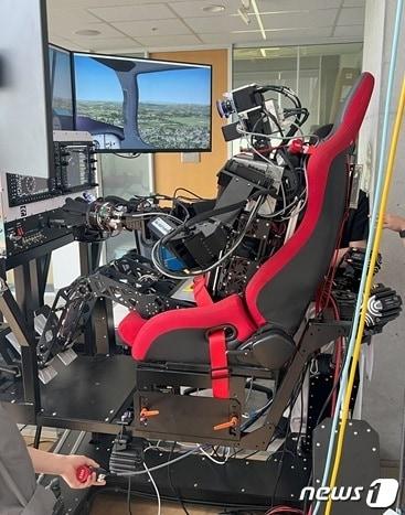 본문 이미지 - 비행시뮬레이터에 탑승해 조종 중인 파이봇(KAIST 제공)/뉴스1