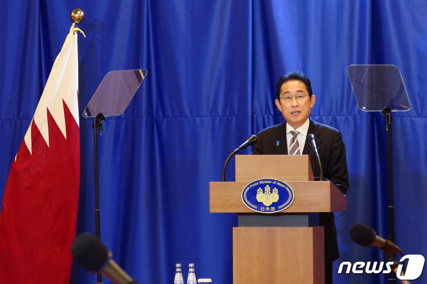 본문 이미지 - 기시다 후미오 일본 총리가 카타르 도하에서 18일(현지시간) 언론 브리핑에서 발언하고 있다. 2023.07.19 ⓒ 로이터=뉴스1 ⓒ News1 정지윤 기자