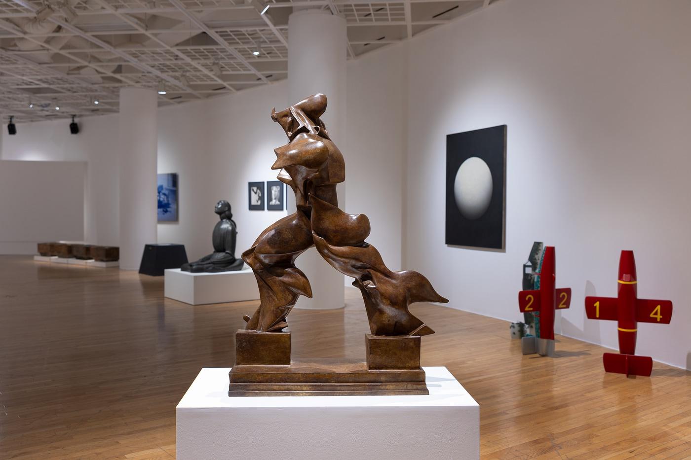 본문 이미지 - 움베르토 보초니 Umberto Boccioni, 공간에서 연속하는 단일한 형태, 1913, 청동 주물(2005-2011), 118 &times; 89 &times; 39 cm로베르토 빌로티 루지 다라고나 제공 Photo ⓒ Damiano Fianco 