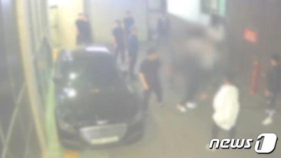 본문 이미지 - 2021년 5월 부산의 한 장례식장에서 조직폭력단 칠성파와 신20세기파 조직원들이 몸싸움을 벌이고 있는 모습.(부산경찰청 제공)