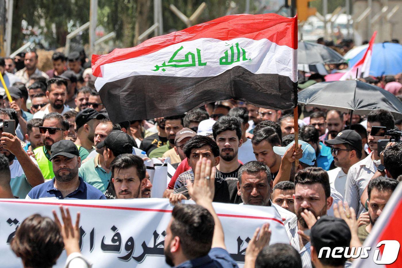 본문 이미지 - 이라크 바그다드에서 물과 전기 부족을 호소하는 시위가 벌어지고 있다. 2023.7.19 ⓒ AFP=뉴스1 ⓒ News1 강민경 기자