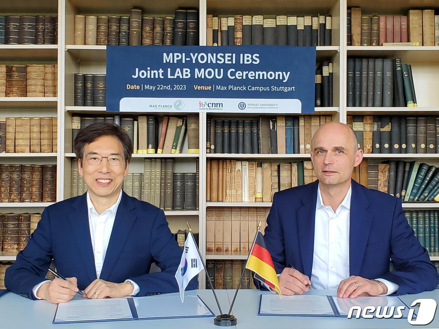 본문 이미지 - 천진우 기초연 나노의학 연구단장(왼쪽)과 요아킴 스파츠 독일 막스플랑크 의학연구소장이 협력 연구 허브 구축을 위한 업무협약 체결 후 기념촬영을 하고 있다.(IBS 제공)/뉴스1