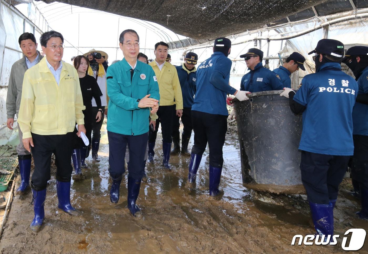 본문 이미지 - 한덕수 국무총리가 19일 오전 집중호우로 수해를 입은 충남 청양군 청남면 인양리를 찾아 피해 복구 중인 경찰관들에게 박수를 보내고 있다. 