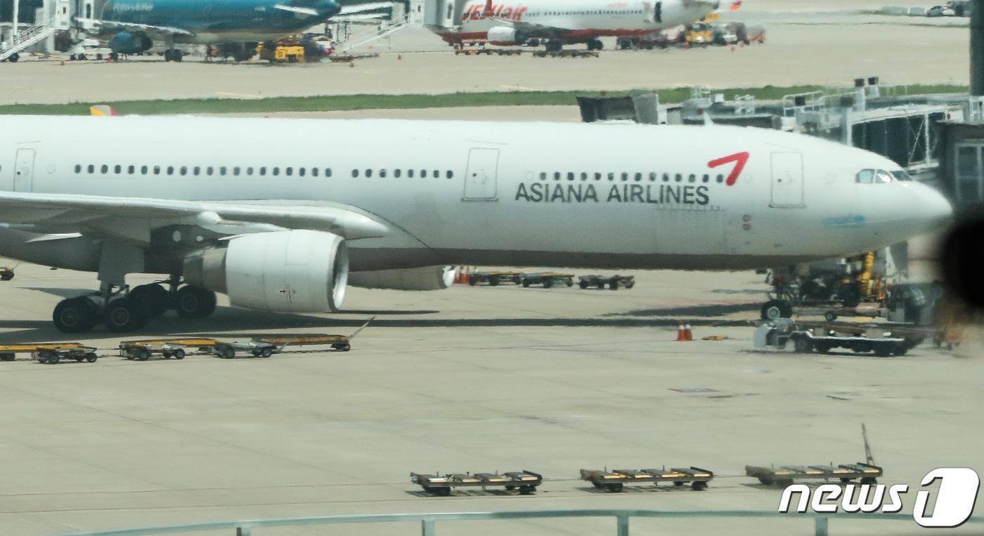 인천국제공항 1터미널 활주로에 대기중인 아시아나항공 항공기. 2023.7.19/뉴스1 ⓒ News1 허경 기자