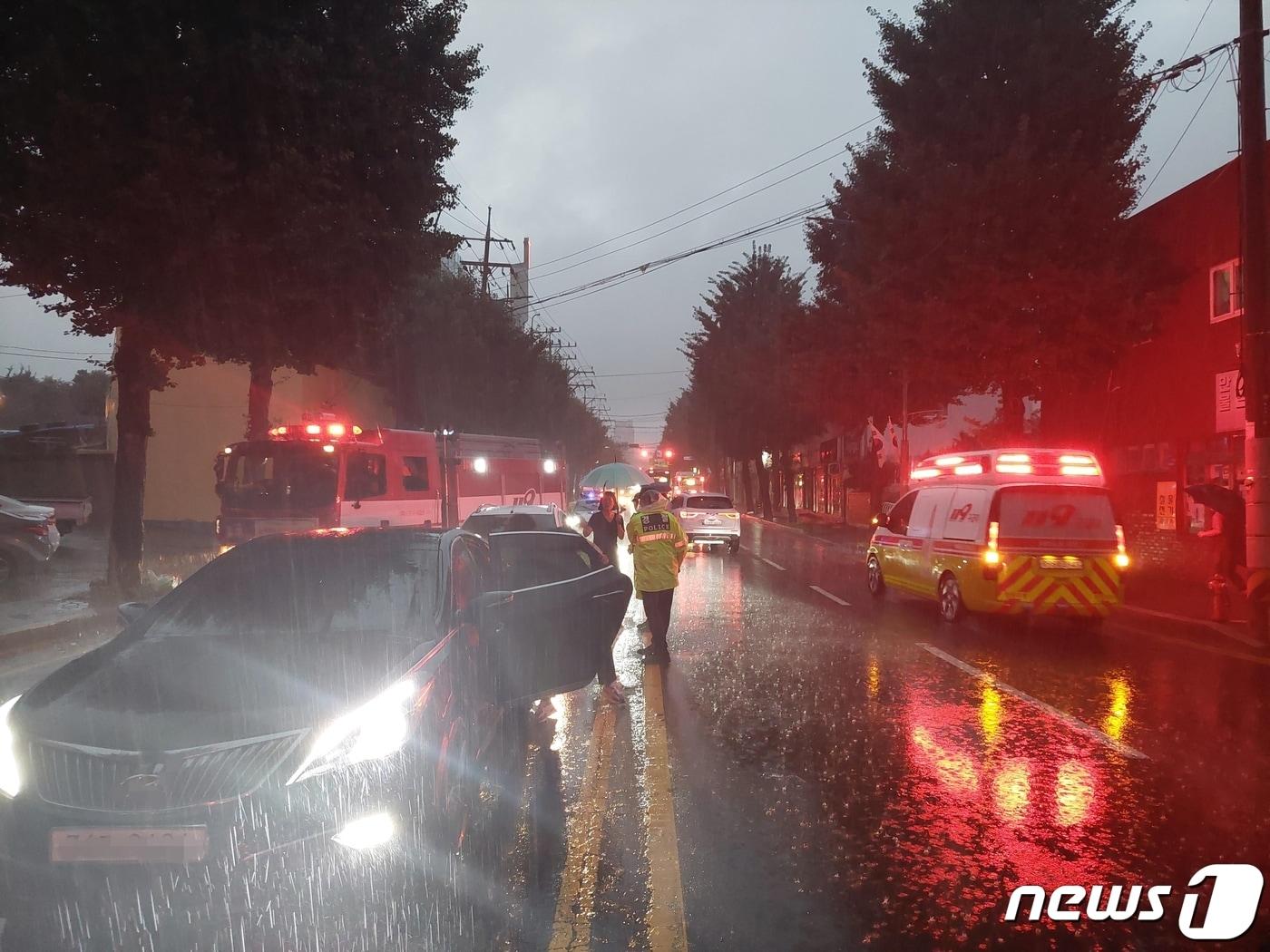 본문 이미지 - 지난 18일 오후 7시24분쯤 창원시 마산회원구 석전동 서마산교회 앞 왕복 4차선 도로에서 50대 보행자가 무단횡단을 하다 교통사고로 숨졌다. 사진은 사고 현장 모습.(독자 제공)