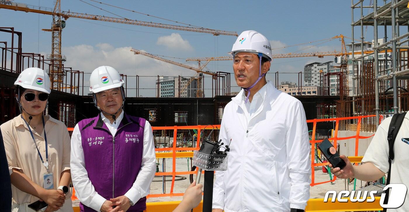 오세훈 서울시장이 19일 서울 동대문구 이문 3구역 주택재개발 정비사업 공사 현장을 찾아 부실시공 제로화를 위한 긴급 현장점검을 하고 있다. 2023.7.19/뉴스1 ⓒ News1 박지혜 기자