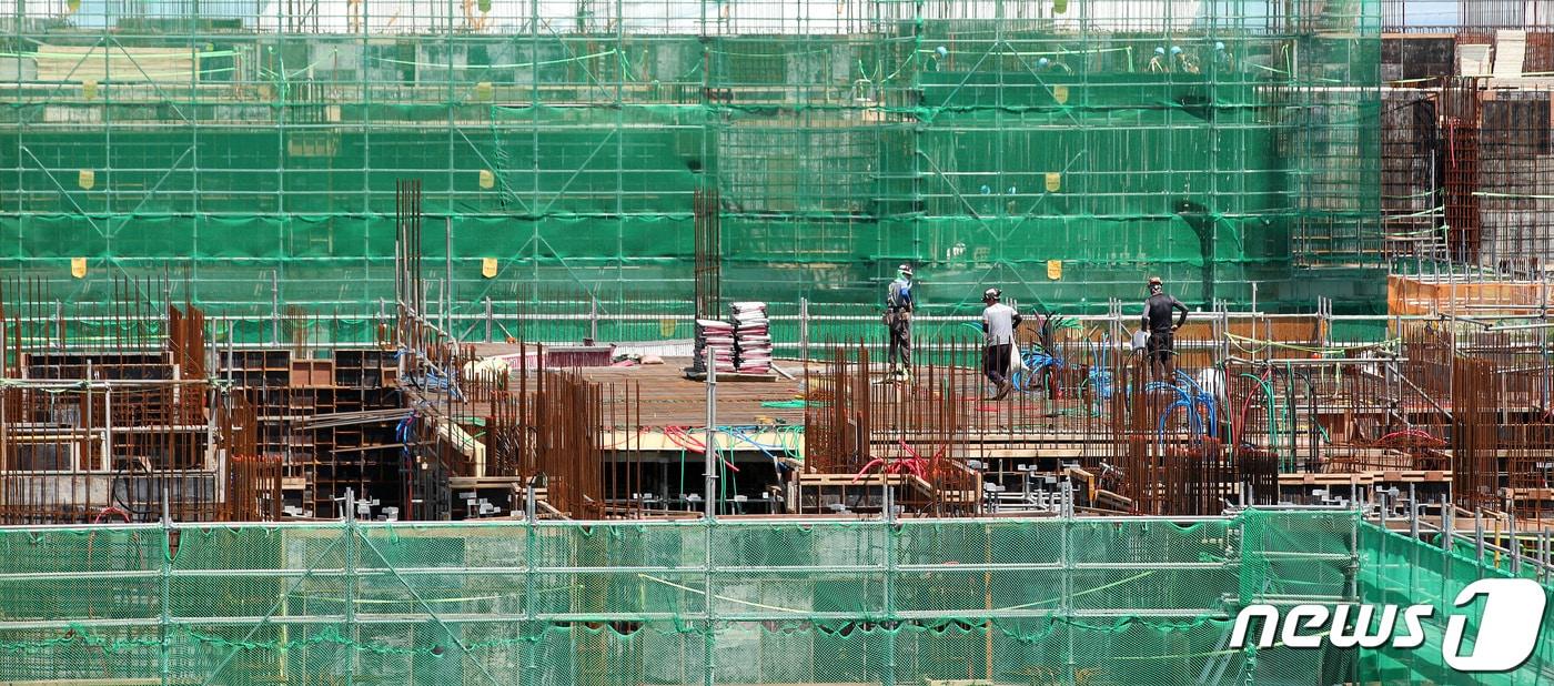 서울의 한 주택재개발 현장에 관계자들이 정비사업 공사를 하고 있다. ⓒ News1 박지혜 기자