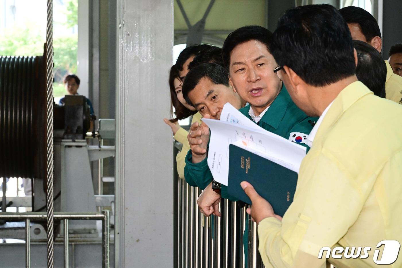 본문 이미지 - 김기현 국민의힘 대표가 19일 서울 양천구 신월 빗물저류배수시설을 방문해 집중호우 대비 대심도 빗물터널 앞에서 현장 관계자의 설명을 듣고 있다. (공동취재) 2023.7.19/뉴스1 ⓒ News1 송원영 기자