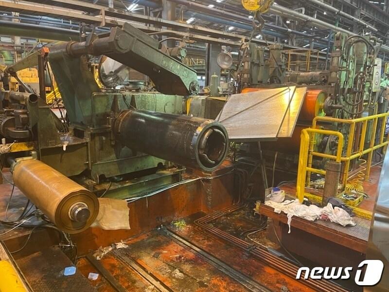 본문 이미지 - 18일 경남 창원시 성산구 현대비엔지스틸 창원공장에서 400㎏ 가량의 철판 구조물이 전도돼 작업 중이던 50대 남성이 숨졌다. 사진은 사고 현장 모습.(독자 제공)