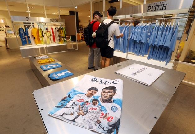 본문 이미지 - 7월19일 오후 서울 강남구 압구정동 갤러리아백화점 명품관에 마련된 축구 유니폼 전문 패션 브랜드 '오버 더 피치' 팝업스토어를 찾은 시민들이 22-23 잉글리시 프리미어리그(EPL) 우승을 차지한 맨체스터 시티의 23-24 시즌 홈 유니폼을 고르고 있다. 2023.7.19/뉴스1 ⓒ News1 김진환 기자