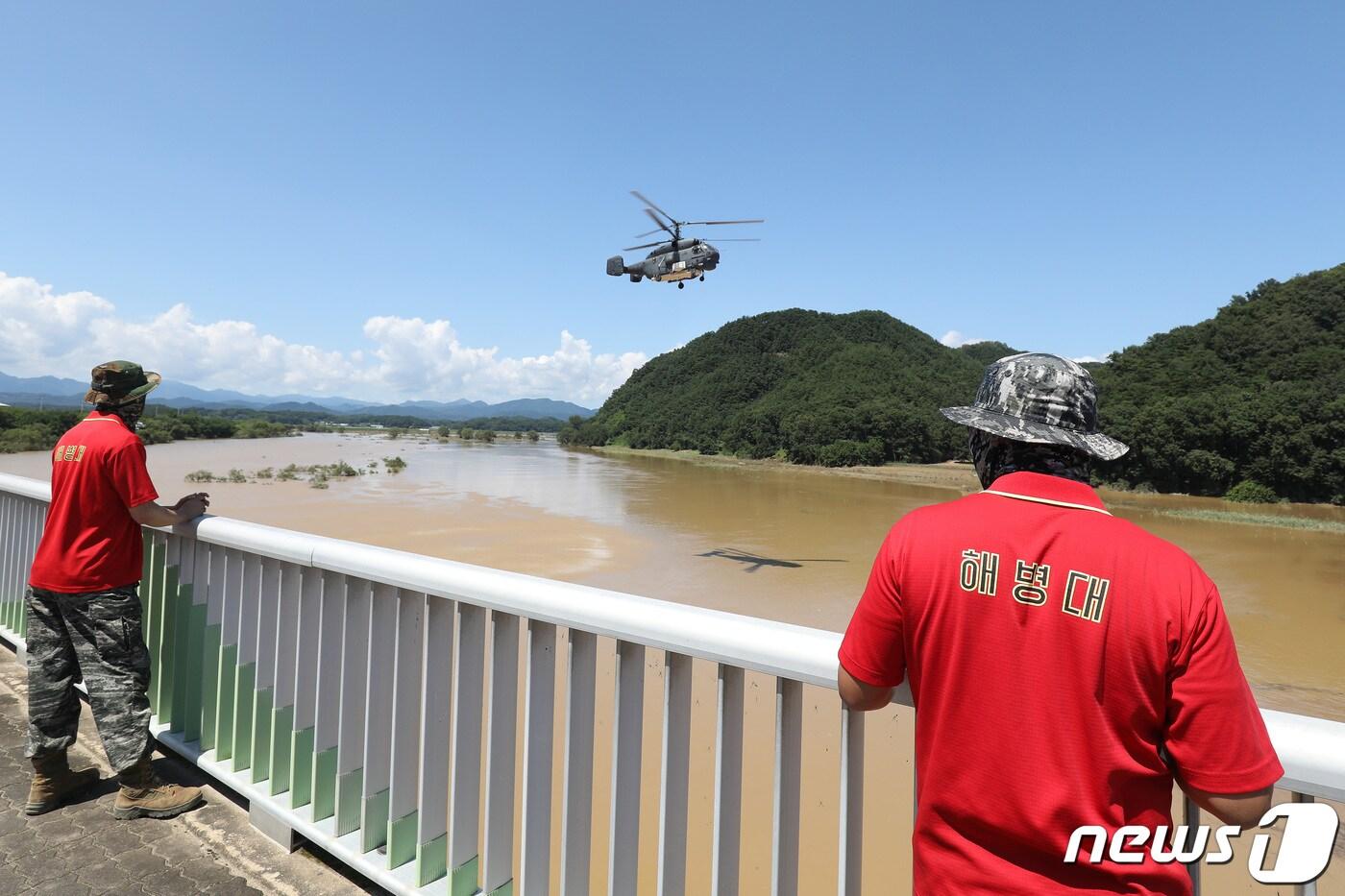 19일 오전 경북 예천군 보문면 미호리 하천에서 실종자를 수색하던 해병대원 1명이 급류에 휩쓸려 실종되는 사고가 나샀다.삼강교 위에서 해병대원들이 실종된 동료를 찾고 있다. 2023.7.19/뉴스1 ⓒ News1 공정식 기자