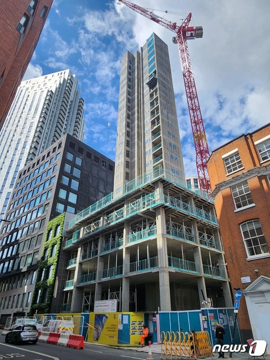 본문 이미지 - GS건설 자회사인 엘리먼츠 유럽이 영국 런던 39이스트로드(East Road)에 시공 중인 모듈러 호텔 공사 현장. ⓒ News1 전준우 기자