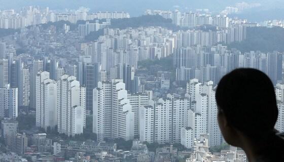 본문 이미지 - 서울 여의도 63스퀘어 전망대에서 바라본 아파트단지 모습. 2023.7.19/뉴스1 ⓒ News1 박세연 기자