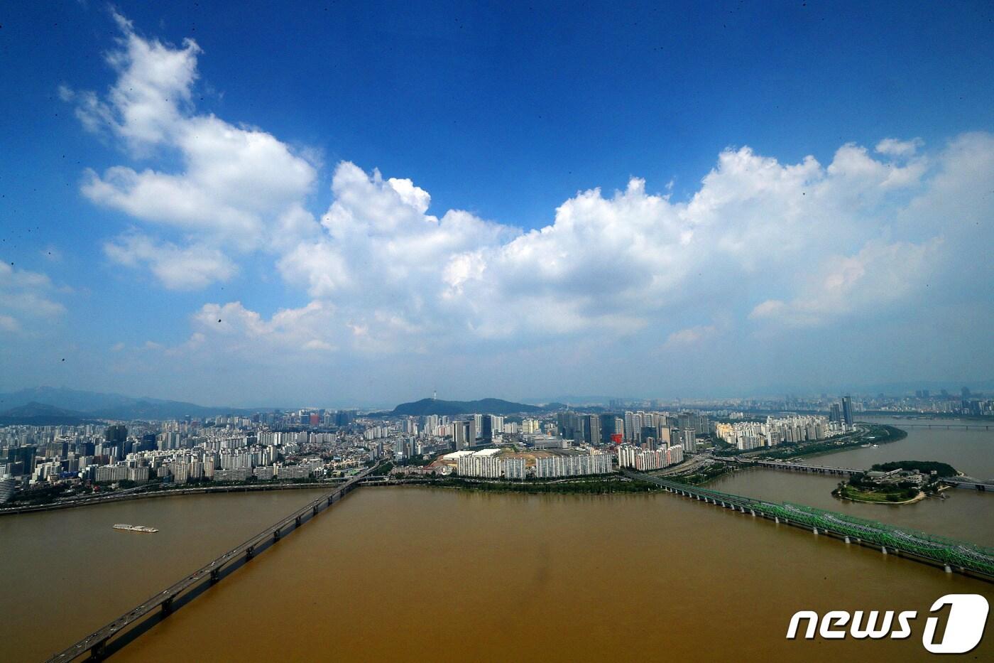 본문 이미지 - 장마가 소강상태를 보인 19일 서울 여의도 63스퀘어 전망대에서 바라본 한강이 전날 내린 폭우로 인해 황톳물로 뒤덮여 있다2023.7.19/뉴스1 ⓒ News1 박세연 기자