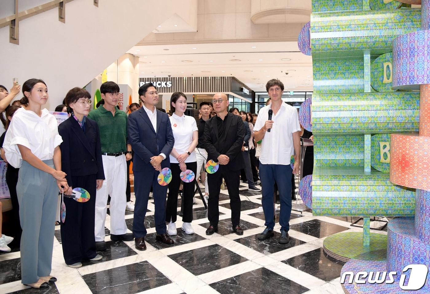 김광진 광주시 문화경제부시장&#40;왼쪽 네번째&#41;이 19일 오후 광주신세계백화점 컬쳐스퀘어에서 열린 &#39;제10회 광주디자인비엔날레 팝업 전시관&#39; 오픈식에 참석해 전시작품을 관람하고 있다&#40;광주시 제공&#41; 2023.7.19/뉴스1