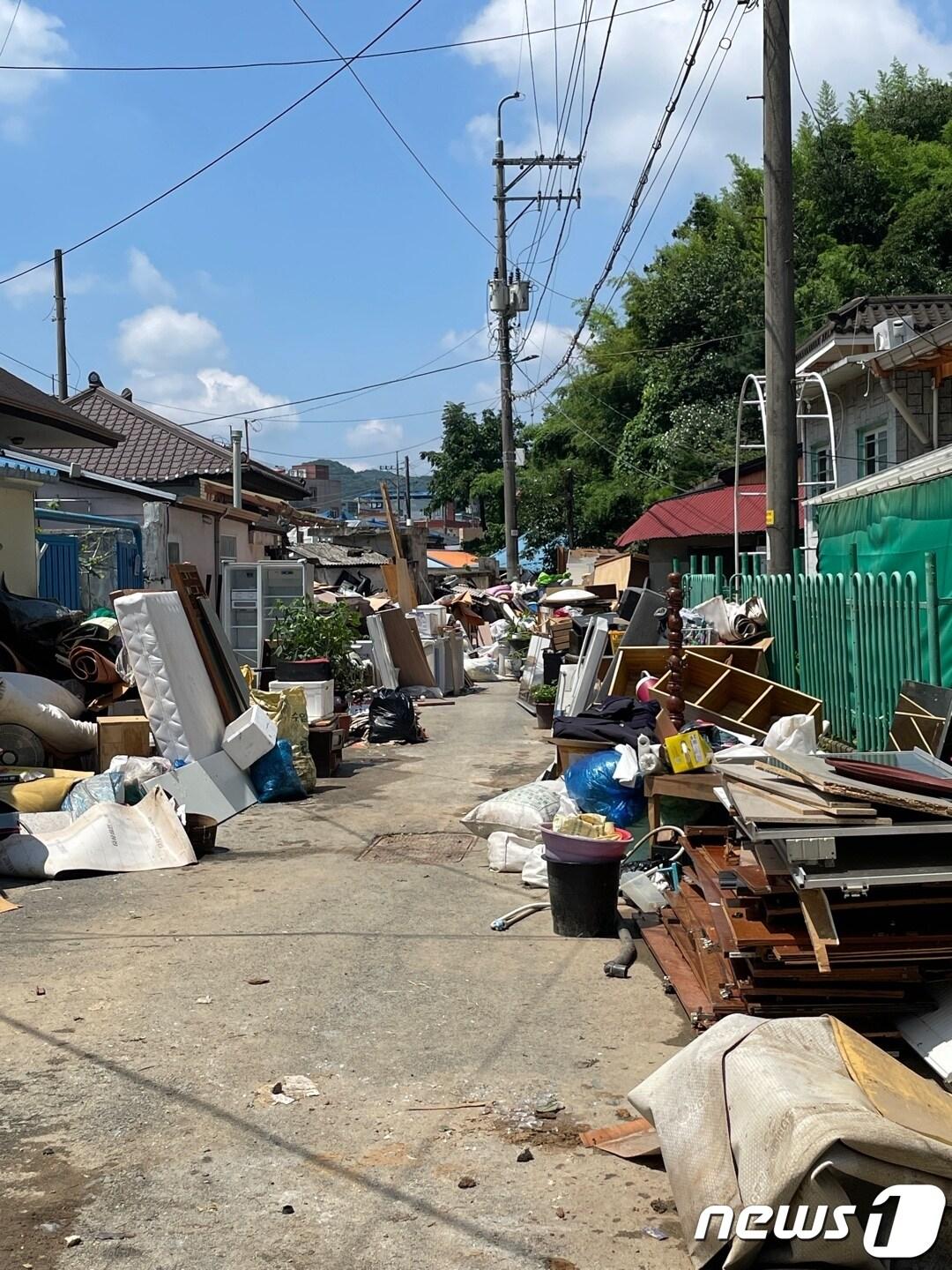 본문 이미지 - 충남 공주 옥룡동 마을 일대에 집기와 가구들이 나와 있다. 2023.7.19/뉴스1 ⓒ News1 강태우 기자 