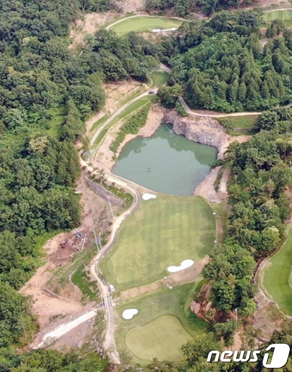 본문 이미지 - 전남 나주시 다도면 소재 해피니스컨트리클럽이 개발행위 변경 허가 없이 규모를 확대해 시공한 저류지 모습.(나주시 제공) /뉴스1