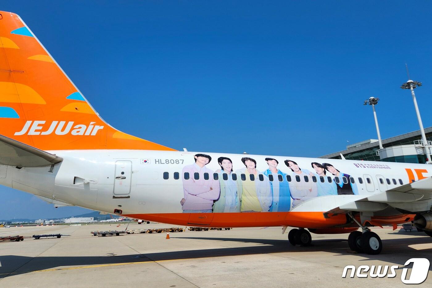 제주항공(대표이사 김이배)이 방탄소년단(BTS) 데뷔 10주년 기념 ‘2023 BTS FESTA’에 공식 파트너사로 참여, 올해 연말까지 제주항공이 취항하는 국제선 노선에 래핑기를 투입한다고 19일 밝혔다. 항공기 동체에는 ‘2023 BTS FESTA’ 캠페인 슬로건인 ‘BTS PRESENTS EVERYWHERE’와 방탄소년단 멤버들의 모습을 항공기에 래핑했다. (제주항공 제공) 2023.7.19/뉴스1
