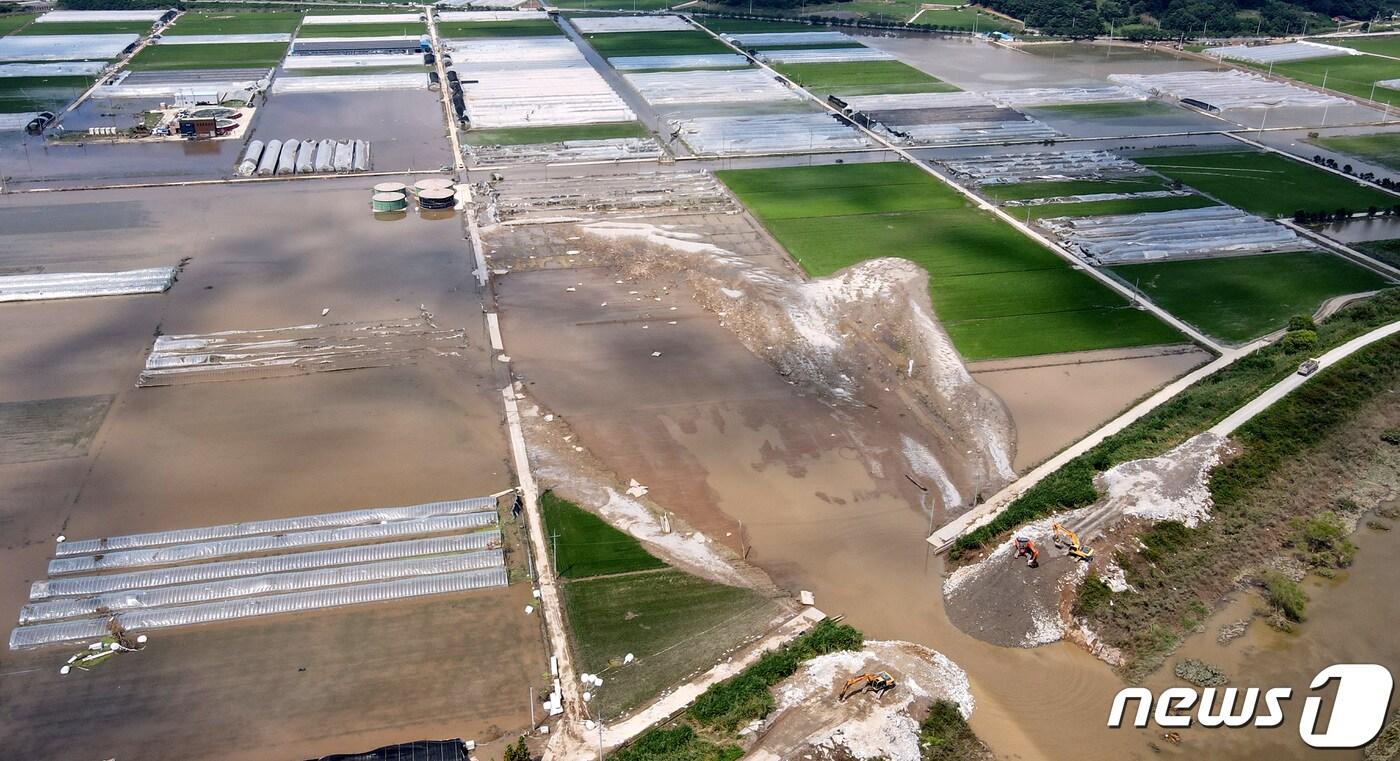 본문 이미지 - 집중호우로 피해가 집중됐던 충남 논산시·공주시·청양군·부여군, 세종시, 충북 청주시·괴산군, 전북 익산시·김제시 죽산면, 경북 예천군·봉화군·영주시·문경시 등 13개 지자체가 특별재난지역으로 선포된 가운데 19일 충남 청양군 청남면 인양리 농경지가 물에 잠겨 있다. 2023.7.19/뉴스1 ⓒ News1 김기태 기자