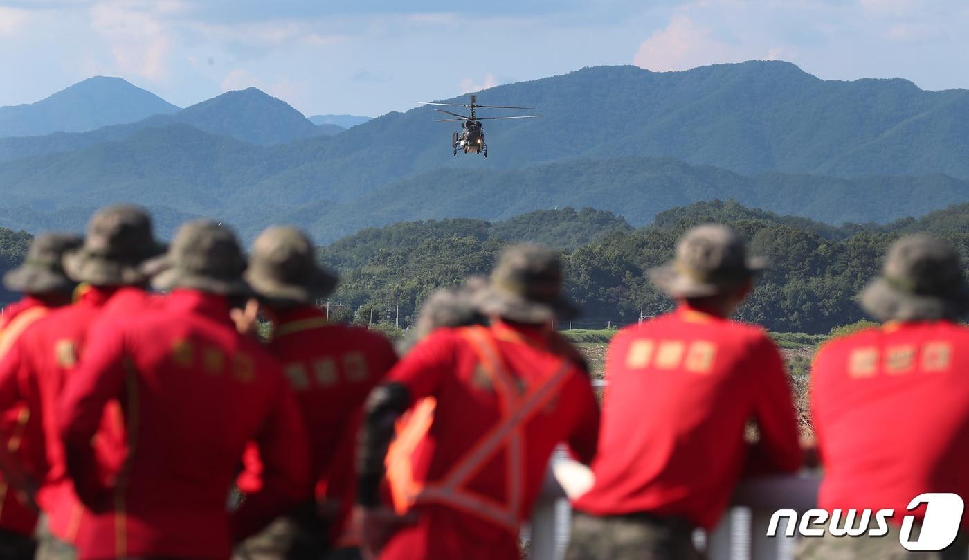 2023년 7월 경북 예천군 보문면 미호리 하천에서 실종자를 수색하던 해병대원 1명이 급류에 휩쓸려 실종되자 삼강교 위에서 해병대원들이 실종 해병대원을 애타게 찾고 있다. 해병대는 금천, 내성천, 낙동강이 만나는 삼강교 지점을 마지노선으로 보고 헬기를 동원해 수색하고 있다. 2023.7.19/뉴스1 ⓒ News1 공정식 기자