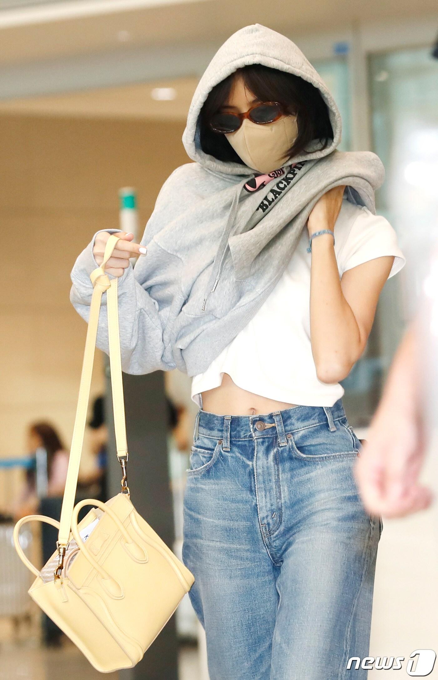 본문 이미지 - 블랙핑크(BLACKPINK) 리사가 루이비통 2세와 열애 설 속 입국했다. ⓒ News1 권현진 기자