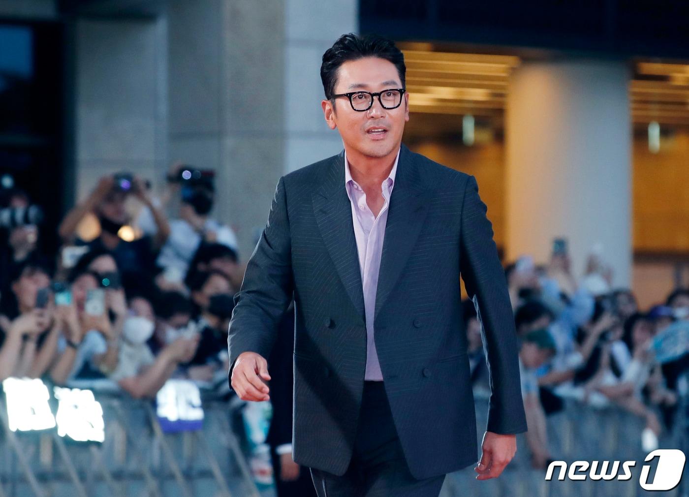 본문 이미지 - 배우 하정우가 19일 오후 인천 중구 파라다이스시티 크로마에서 진행된 ‘제2회 청룡시리즈어워즈’에서 레드카펫을 밟고 있다. 2023.7.19/뉴스1 ⓒ News1 권현진 기자