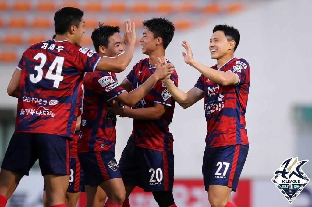 본문 이미지 - 김천 상무의 공격수 조영욱(오른쪽)이 6경기 연속골을 기록했다. (한국프로축구연맹 제공)
