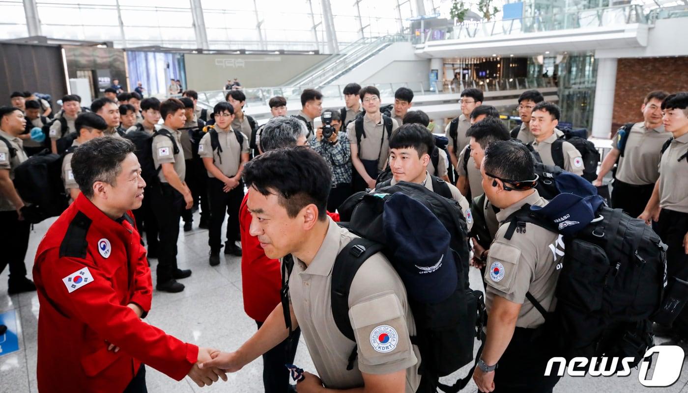 본문 이미지 - 대한민국 해외긴급구호대(KDRT) 대원들이 2일 인천국제공항 제1여객터미널에서 캐나다 산불 진화 파견 출정식 후 출국길에 나서고 있다.  2023.7.2/뉴스1 ⓒ News1 김도우 기자