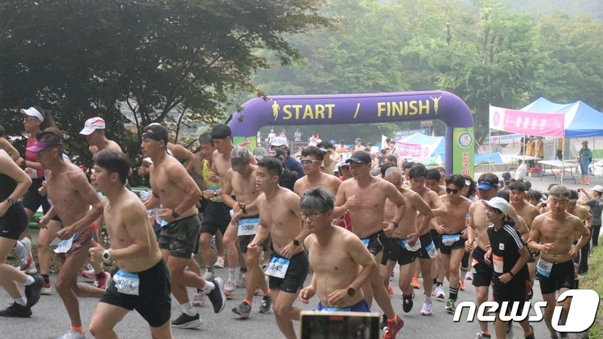 본문 이미지 - 2일 오전  '2023보은 속리산 말티재 힐링 알몸 마라톤대회'에 참가한 마라토너들이 힘차게 달리고 있다. (보은군 제공) /뉴스1