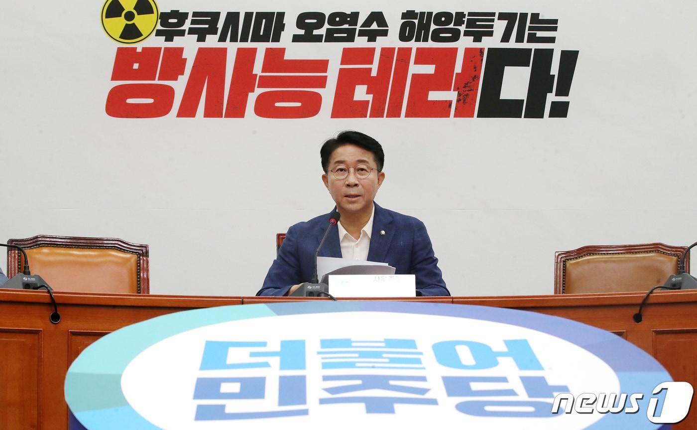 본문 이미지 - 조정식 더불어민주당 사무총장이 2일 오전 서울 여의도 국회에서 기자간담회를 갖고 발언하고 있다. 2023.7.2/뉴스1 ⓒ News1 임세영 기자