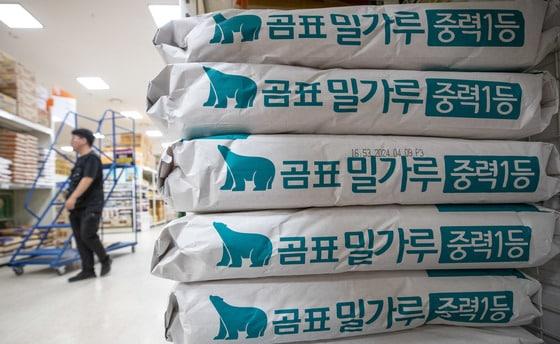 본문 이미지 - 서울의 한 대형마트에 진열된 대한제분 밀가루 제품의 모습. 2023.7.2/뉴스1 ⓒ News1 이재명 기자