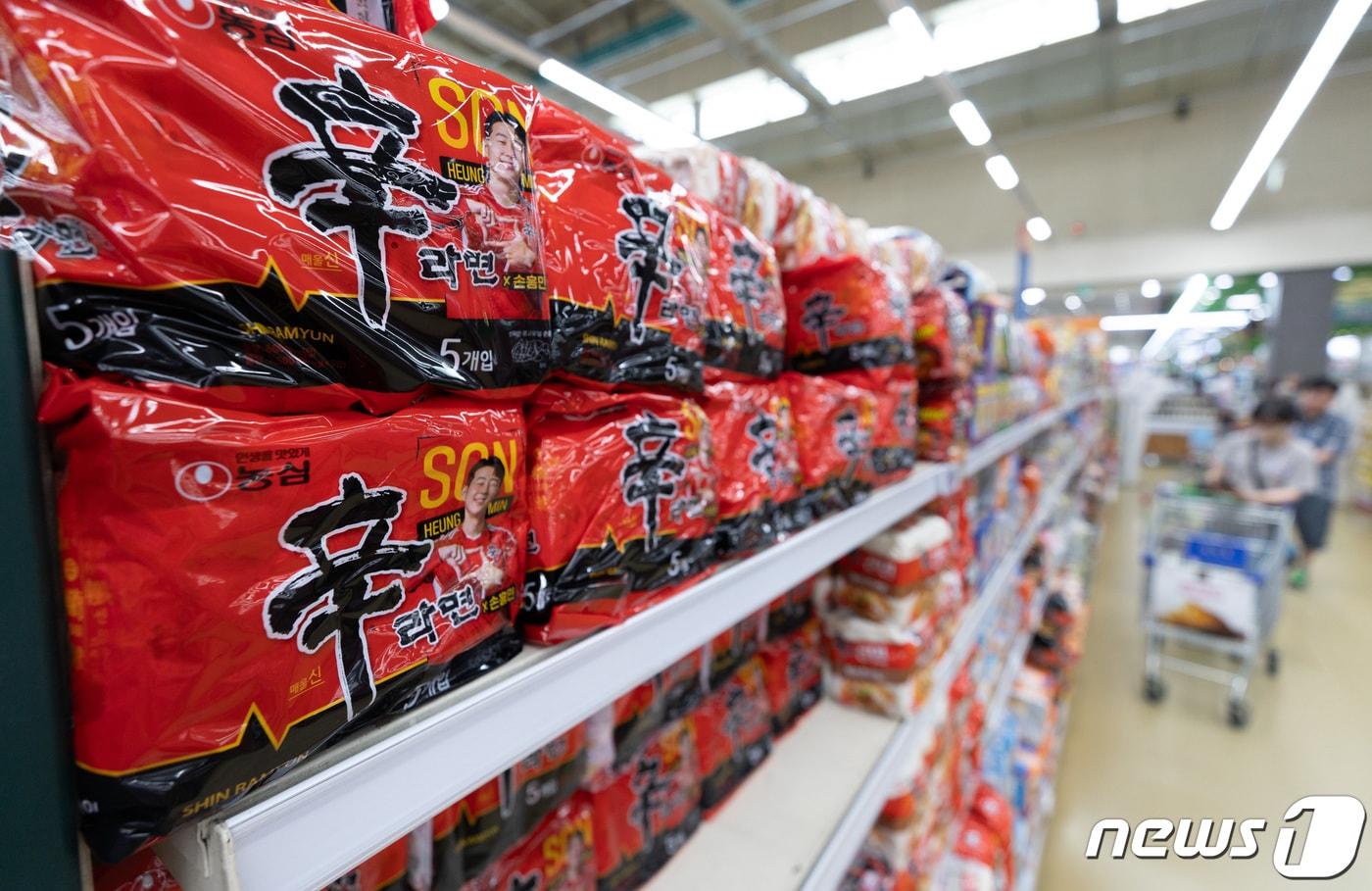 서울의 한 대형마트에 진열된 신라면의 모습. /뉴스1 ⓒ News1 