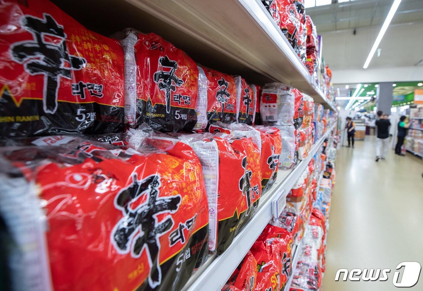 서울의 한 대형마트에 진열된 신라면의 모습./뉴스1 ⓒ News1 이재명 기자