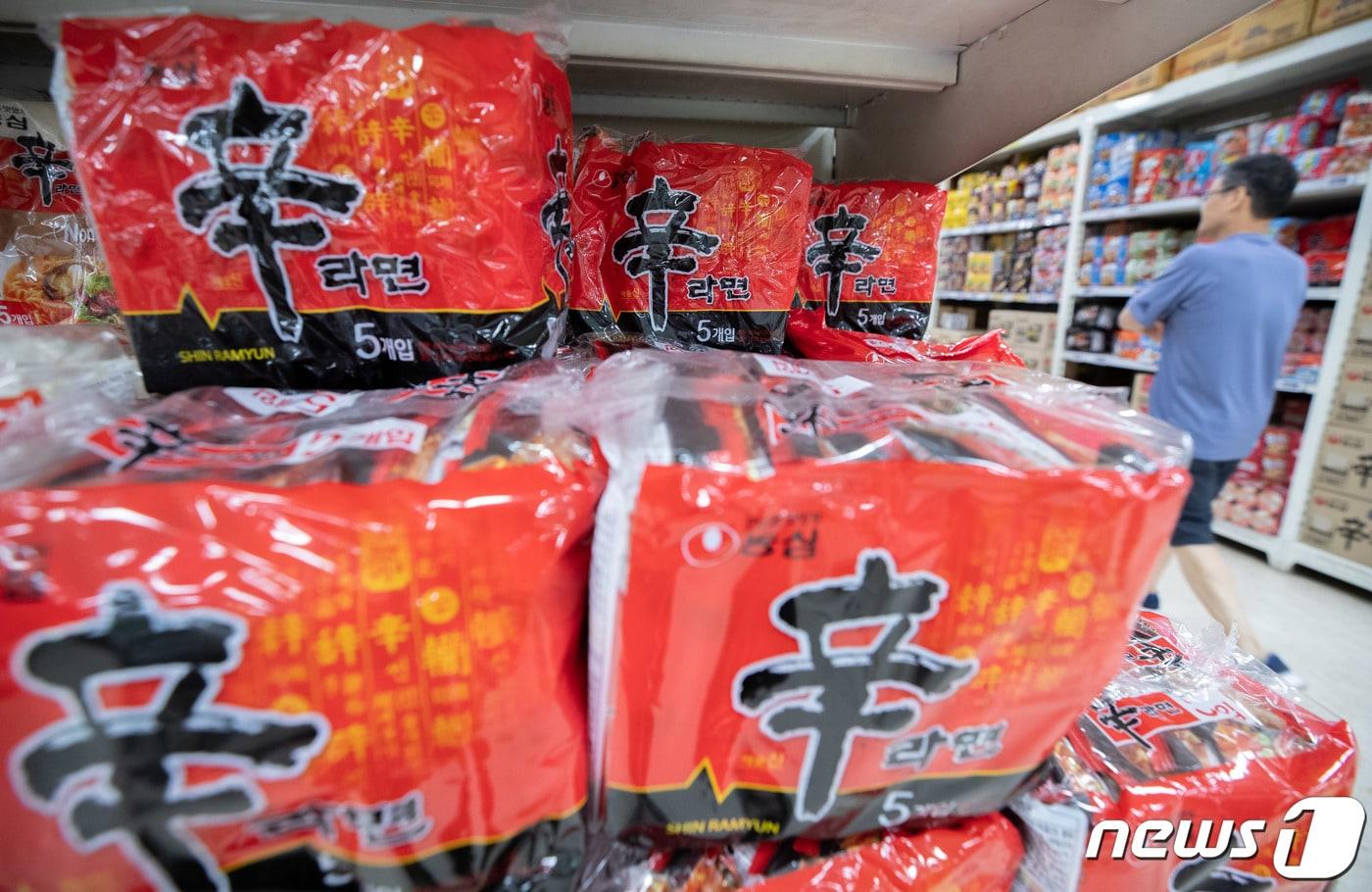 서울의 한 대형마트에 진열된 신라면의 모습. /뉴스1 ⓒ News1 
