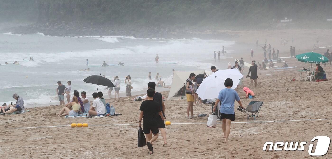 본문 이미지 - 제주 해수욕장 공식 개장 이틀째인 2일 오전 제주 서귀포시 중문색달해수욕장에서 도민과 관광객들이 해수욕을 즐기고 있다. 2023.7.2/뉴스1 ⓒ News1 오현지 기자