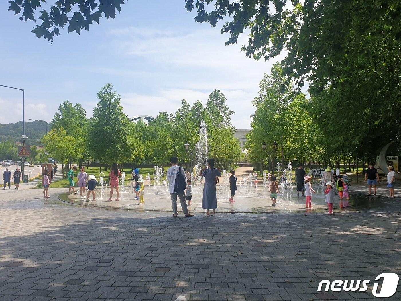 본문 이미지 - 2일 낮 12시쯤 전남 담양군 죽녹원 인근에 위치한 물놀이형 수경시설에서 아이들이 즐거운 시간을 보내고 있다.2023.7.2/뉴스1 ⓒ News1 전원 기자