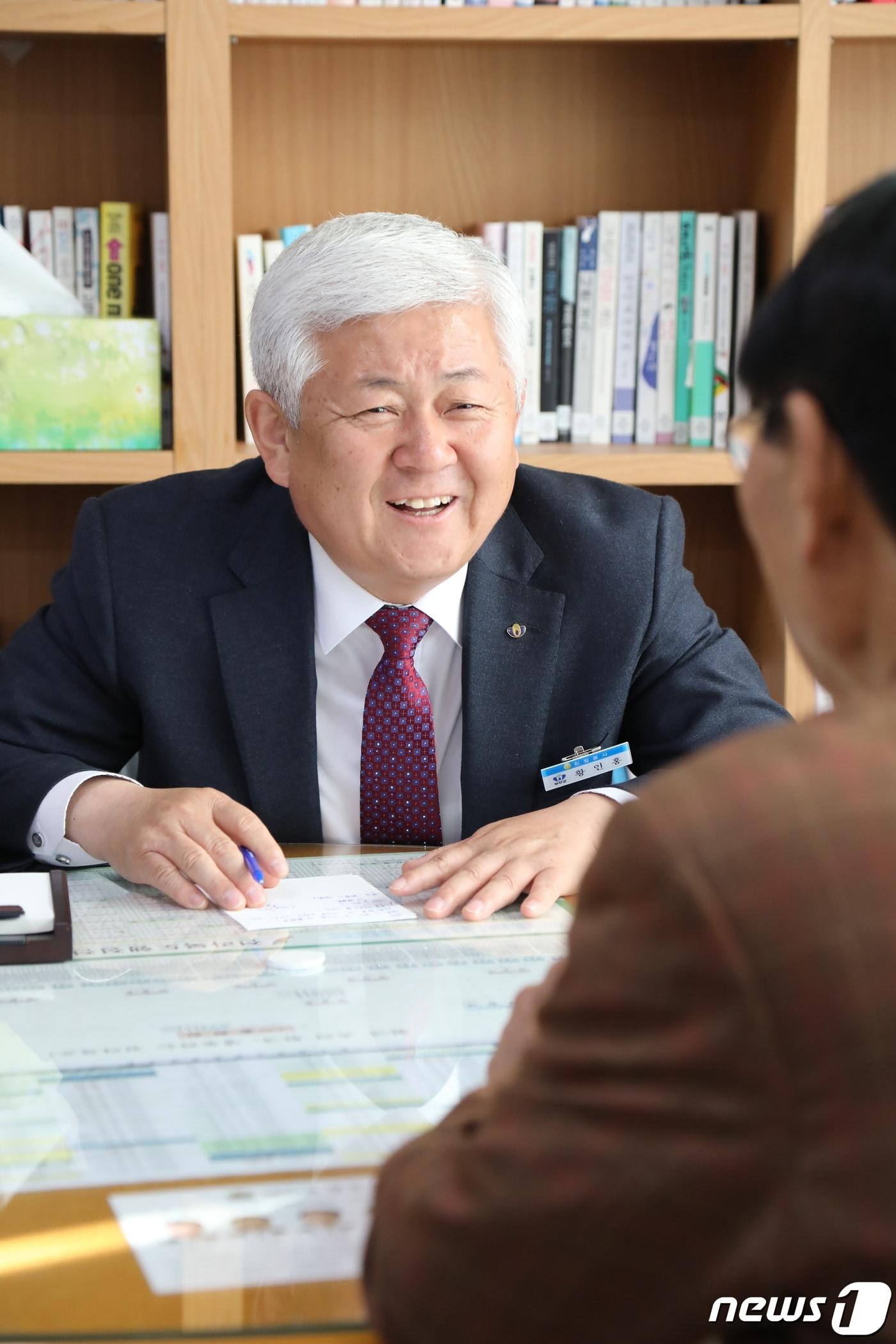 본문 이미지 - 황인홍 무주군수가 매주 수요일 무주군청 민원실에서 하는 '열린 군수실' 프로그램에서 한 주민과 대화하고 있다./뉴스1