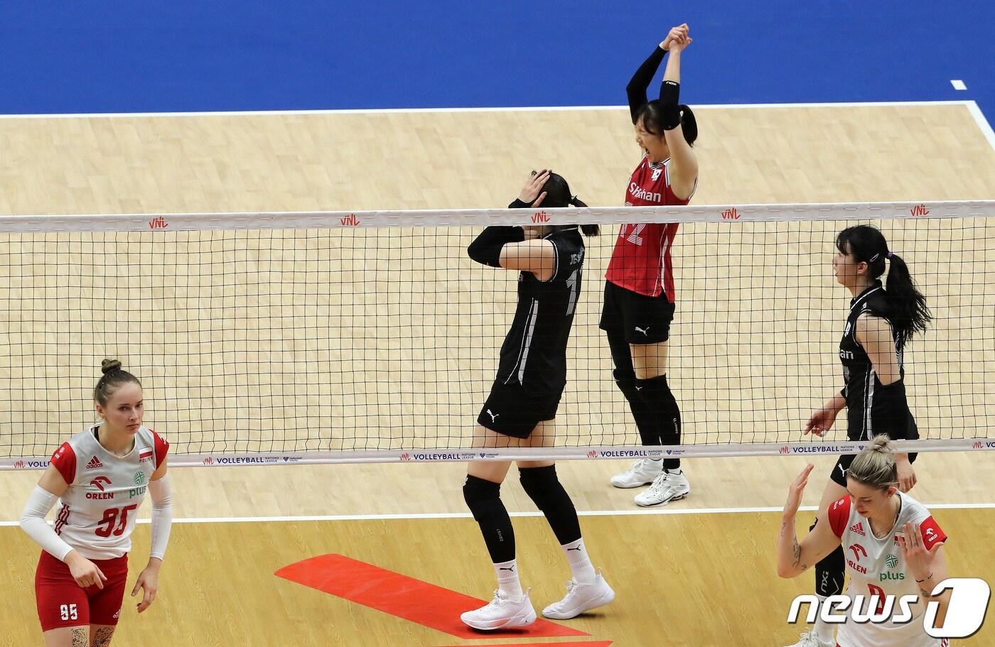 본문 이미지 - 2일 경기도 수원시 서수원칠보체육관에서 열린 '2023 국제배구연맹(FIVB) 발리볼내셔널리그(VNL)' 3주차 대한민국과 폴란드의 경기에서 비디오판독 끝에 실점한 대한민국 선수들이 아쉬워하고 있다. . 2023.7.2/뉴스1 ⓒ News1 이동해 기자
