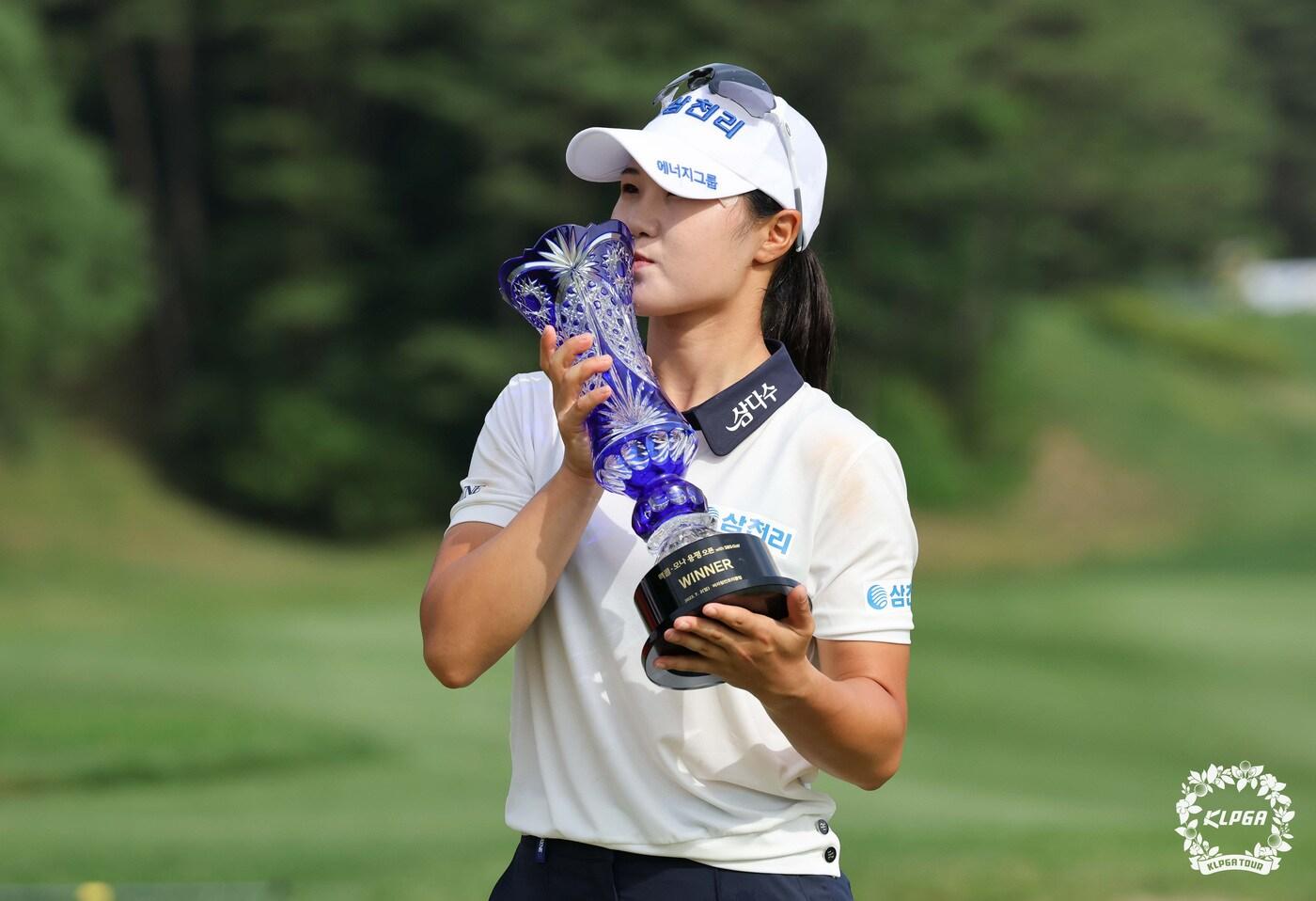 본문 이미지 - 고지우가 2일 강원 용평군의 버치힐 컨트리클럽(파72)에서 열린 한국여자프로골프(KLPGA) 투어 맥콜·모나 용평오픈에서 우승 트로피를 들고 기념촬영을 하고 있다. (KLPGA 제공)
