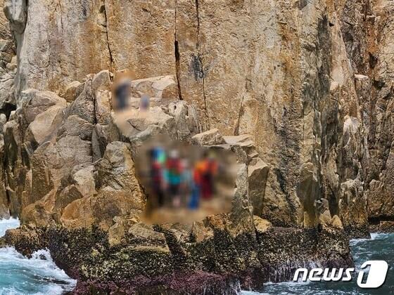 본문 이미지 - 2일 경남 통영시 소매물도 촛대바위 인근 갯바위에 고립된 등반객들 (통영해경 제공)