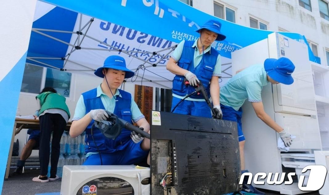 본문 이미지 - 삼성전자서비스 임직원이 지난 19일 충남 공주에서 수해지역 피해 주민들을 위해 가전제품 특별 점검을 하는 모습. (삼성전자 제공) 2023.7.20/뉴스1