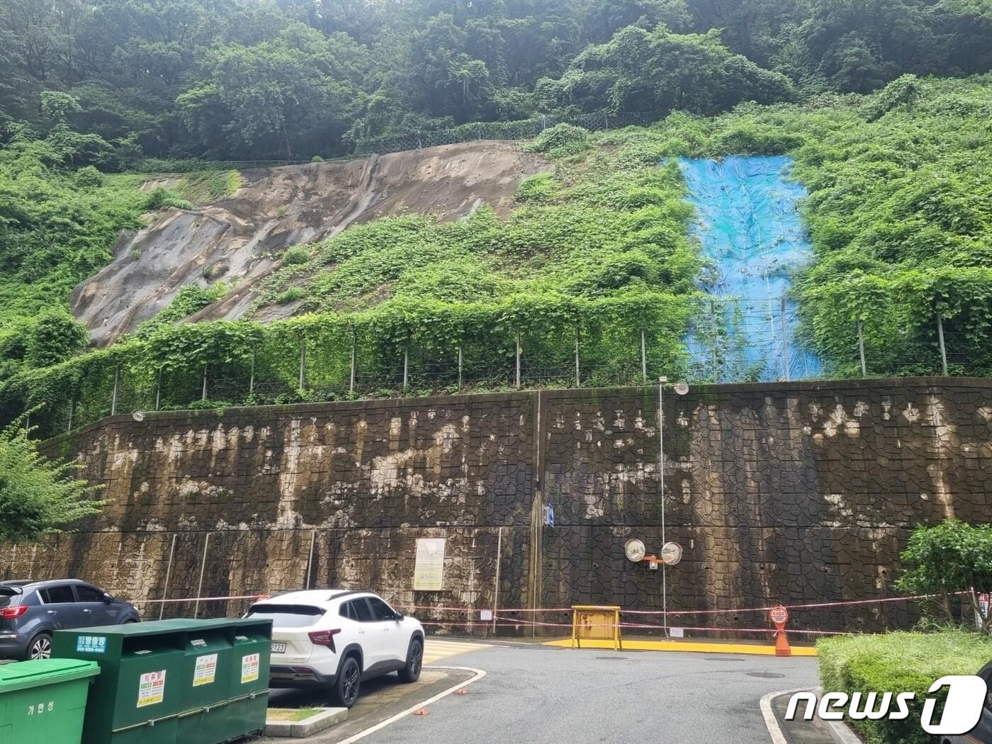 본문 이미지 - 19일 김해 삼계동 북부두산위브아파트 101동 앞에서 올려다 본 급경사지 모습,/뉴스1 이현동 기자