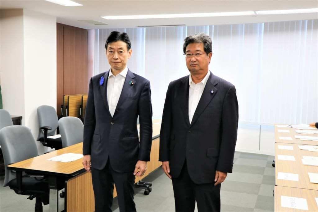 본문 이미지 - 14일 일본 도쿄의 전국어업협동조합연합회(전어련) 사무실을 찾은 니시무라 야스토시 경제산업상(좌)과 사카모토 마사노부 전어련 회장이 기념 사진을 찍고 있다. (출처 : JF전어련 누리집) 2023.07.14/
