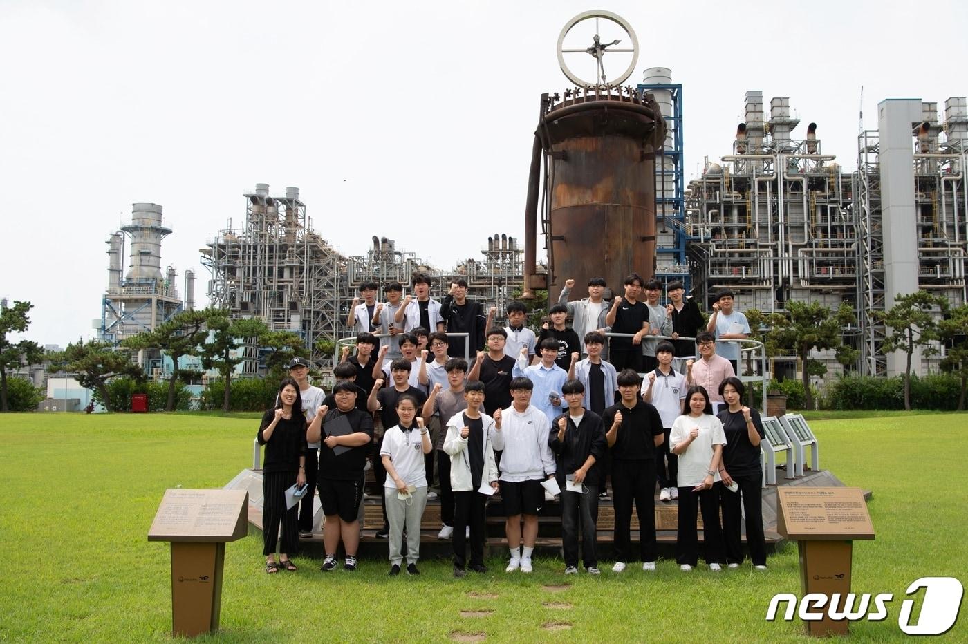 본문 이미지 - 한화토탈에너지스 대산공장 견학을 위해 방문한 서산 부석고등학교 학생들이 기념촬영을 하고 있다.(한화토탈 제공)/뉴스1